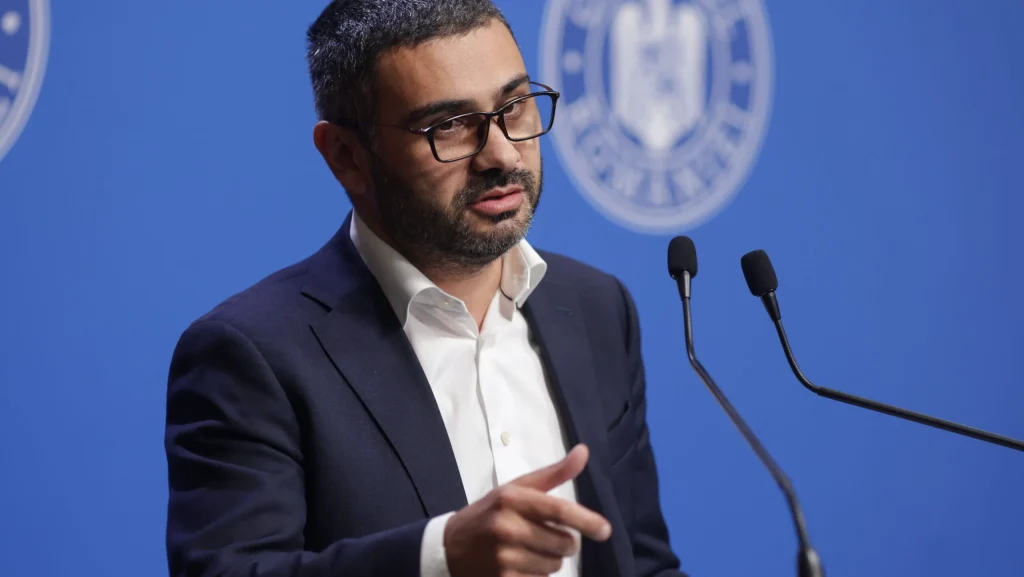 Bugetarii, afectați de schimbări: Salariile sub 4.000 lei NU scad, spune Florin Manole