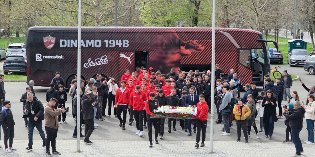 Mircea Lucescu, omagiat la București: Fotbaliștii lui Dinamo, alături de o coroană imensă