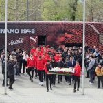 Mircea Lucescu, omagiat la București: Fotbaliștii lui Dinamo, alături de o coroană imensă
