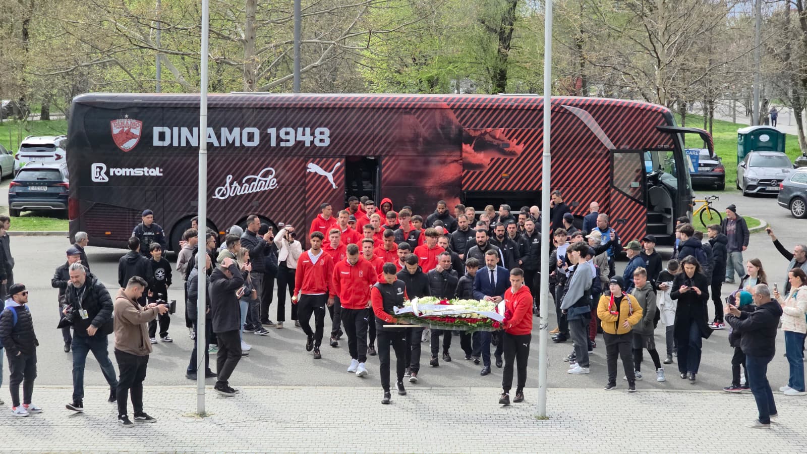 Mircea Lucescu, omagiat la București: Fotbaliștii lui Dinamo, alături de o coroană imensă