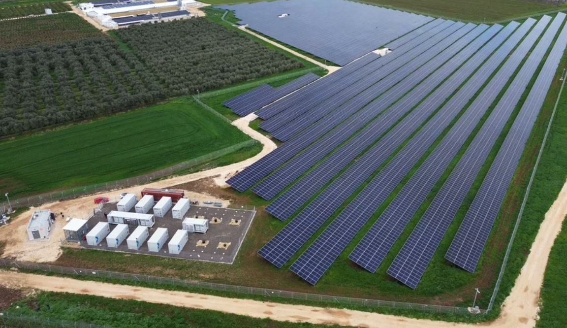 Baterii uriașe pe drumul spre producția de energie verde: Un parc fotovoltaic din Brașov va primi autorizație de înființare Comitetul de Reglementare al ANRE se va reuni pe 7 aprilie pentru a decide acordarea autorizației de înființare pentru o instalație de stocare a energiei electrice în județul Brașov