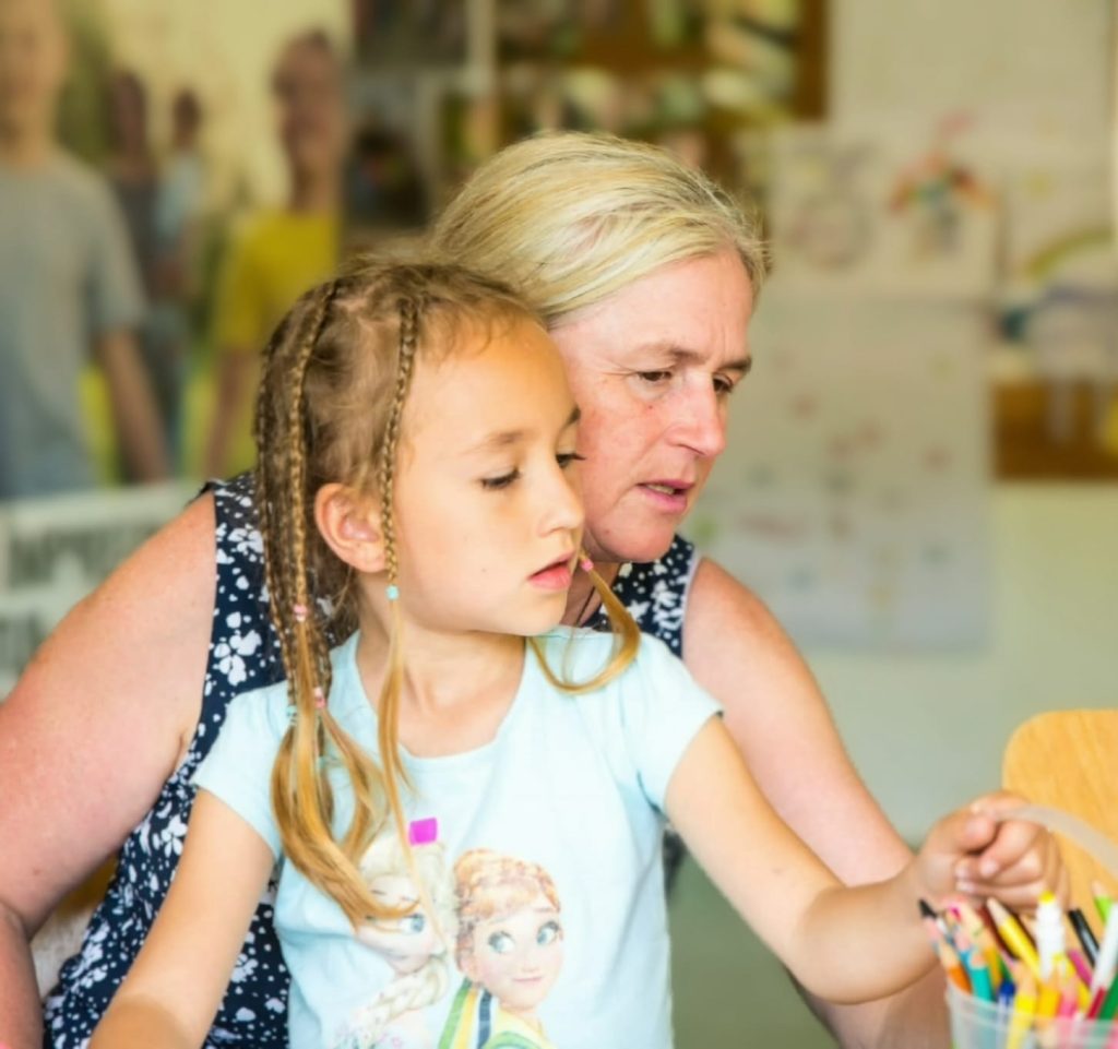 Aproape jumătate dintre părinții români plecați la muncă peste granițe nu vor reveni acasă de Paște, potrivit unui studiu recent