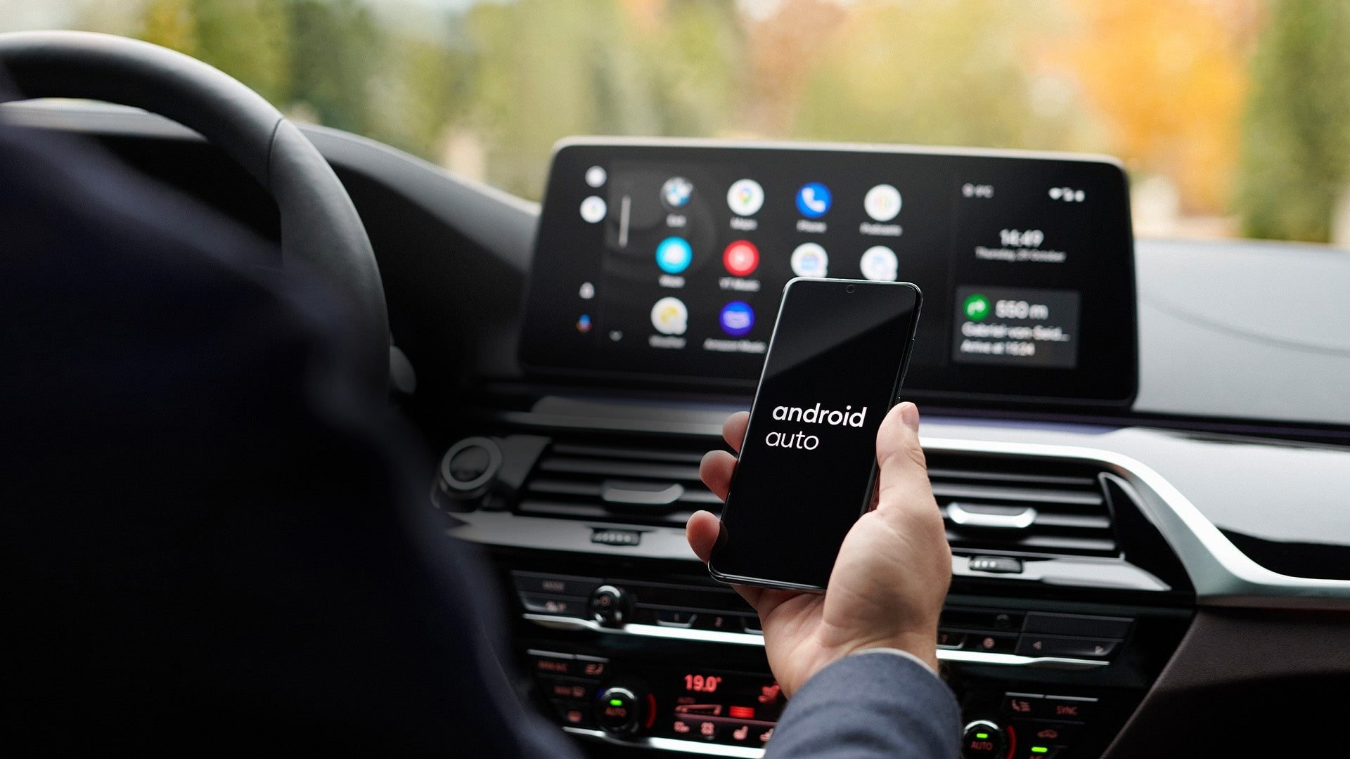 Android Auto: Cum să-ți personalizezi experiența în mașină Utilizatorii de Android Auto pot optimiza funcționalitatea sistemului pentru a beneficia de o experiență mai fluentă și mai personalizată în timpul condusului