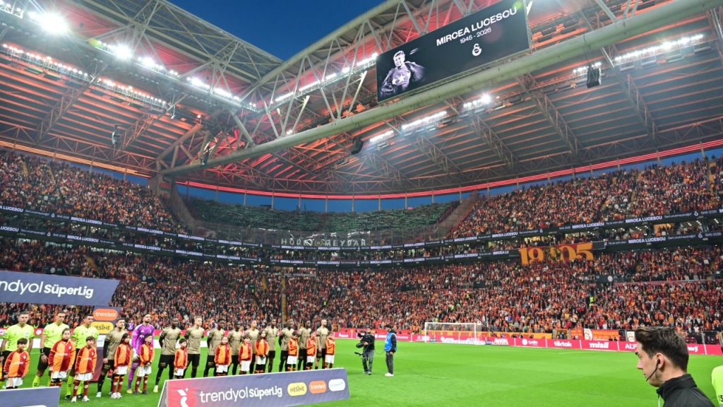 Omagiu regal pentru Mircea Lucescu la Istanbul!