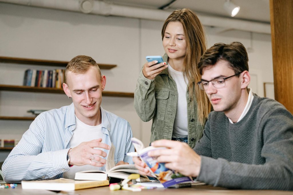 București – O inițiativă amplă realizată de NN și Nutribalance arată că adolescenții români își planifică viitorul financiar mai devreme și mai conștient decât se crede