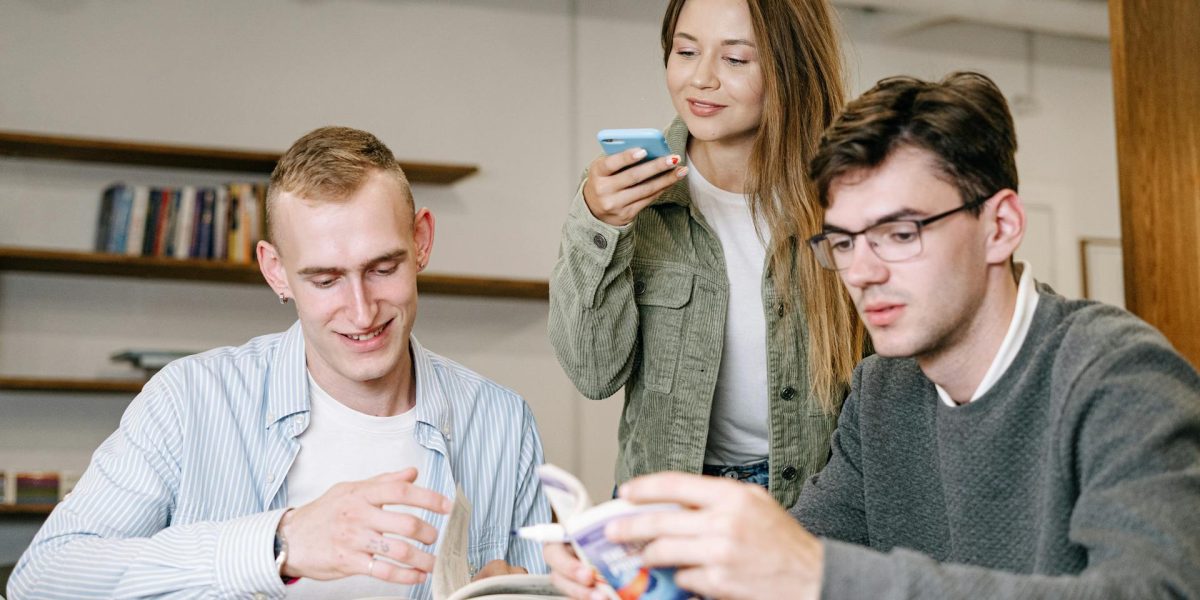 gen-Z-young-people-tineri-office-__pexels-ivan-samkov-5676669.jpg - JurnalUrban