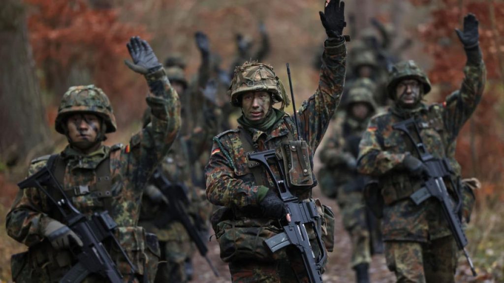 Germania: BĂRBAȚII CU VÂRSTA PÂNĂ ÎN 45 DE ANI, SUPUȘI CONTROLULUI MILITAR PENTRU DEPLASĂRILE PRELUNGITE BERLIN – O nouă lege privind serviciul militar în Germania a intrat în vigoare, stârnind controverse și îngrijorări în rândul populației