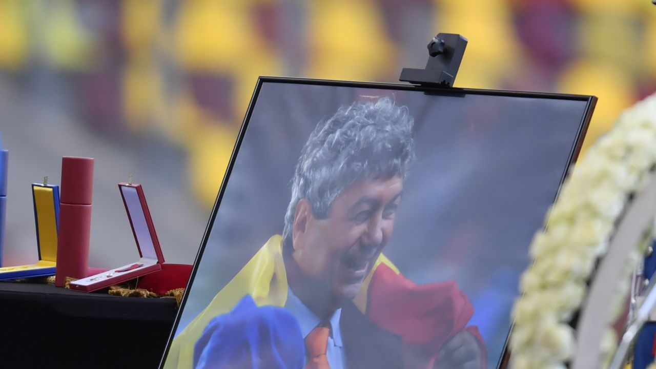 Mii de oameni și-au luat rămas bun de la Mircea Lucescu în ultimele două zile, respectul și admirația pentru legenda fotbalului românesc fiind evidente la fiecare pas