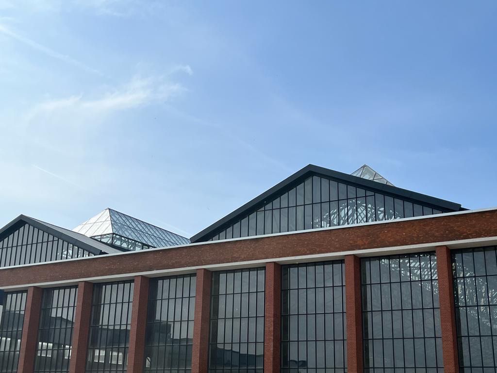 Ușile „de lux” au evaporat 1 milion de euro din Hala Laminor, Sectorul 3