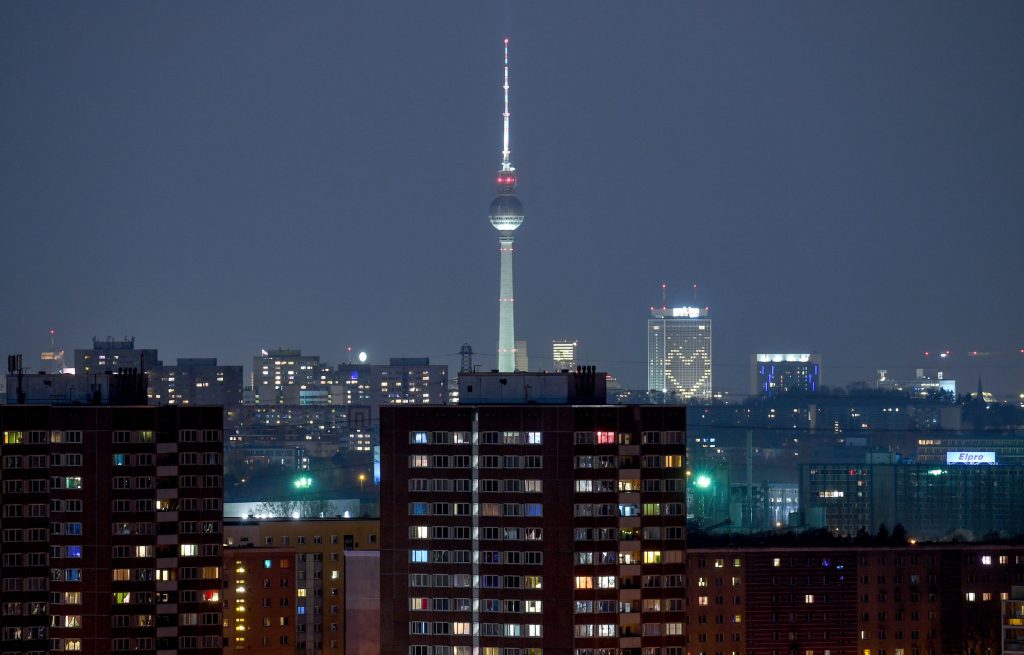 Berlinul, scena unei noi bătălii: Mașinile, scoase la rampă în dezbaterea pentru viitorul orașului BERLIN – Orașul împărțit cândva de zid, acum scena unei noi confruntări: mașinile