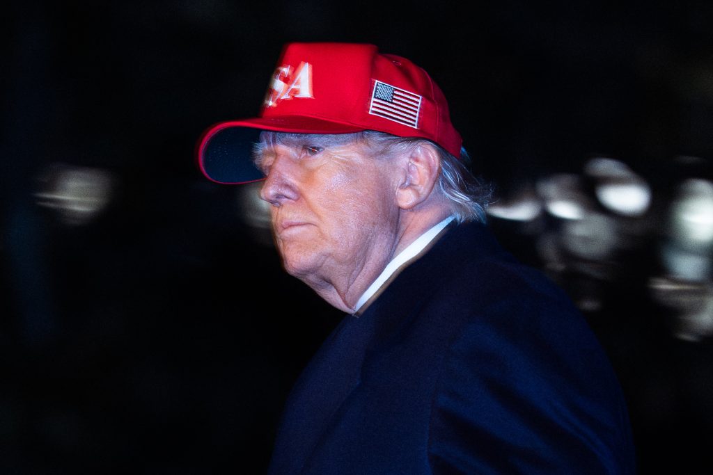 Americanii, tot mai supărați pe Donald Trump: Inflația crește, benzina se scumpește