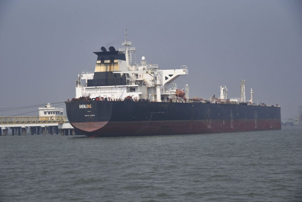 Petrolul NU mai trece prin Ormuz: 20.000 de marinari, blocați pe mare