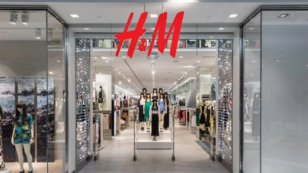 H&M, lovită de criză: 160 de magazine se închid