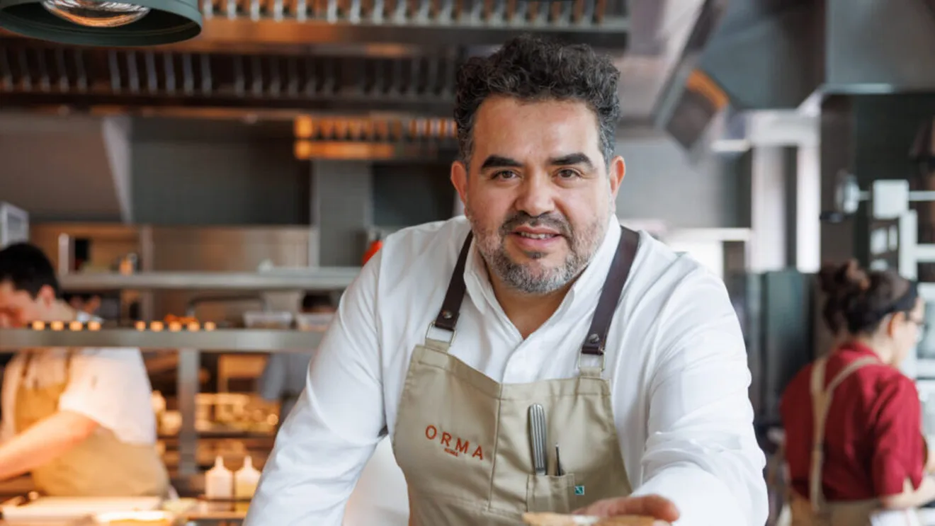 Un chef cu stea Michelin a gătit în fața clienților la MOSH Bar & Dinner, în cadrul unui eveniment din seria MOSH Michelin Series, pe 26 martie