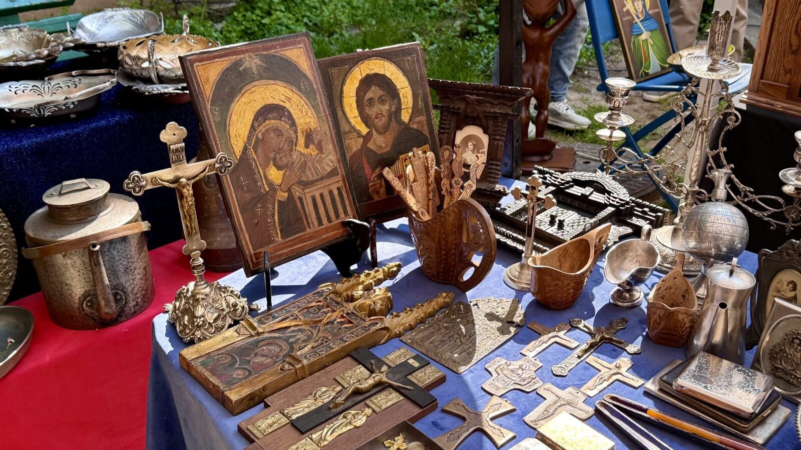 Grecii, atrași de mii de lei: Ce se vinde la prețuri uriașe în România