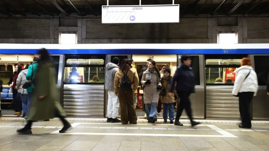 Tavan prăbușit pe Magistrala din București: Panică între 1 Mai și Jiului