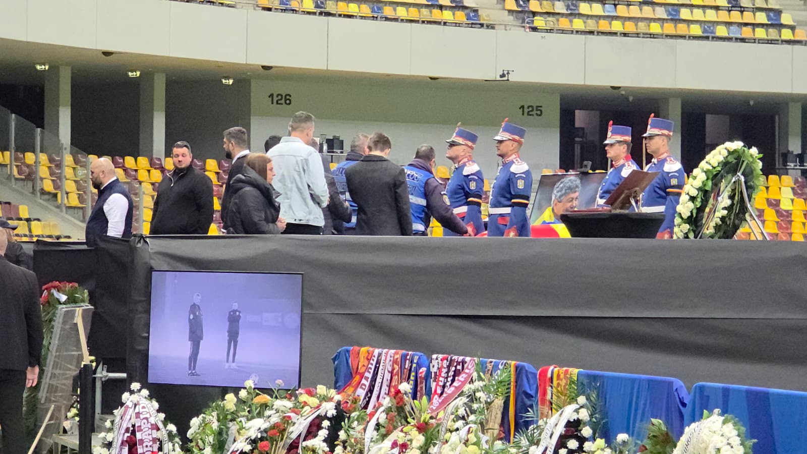 Jandarmii și forțele de ordine au încheiat omagiul adus lui Mircea Lucescu la Arena Națională, marcând finalul priveghiului