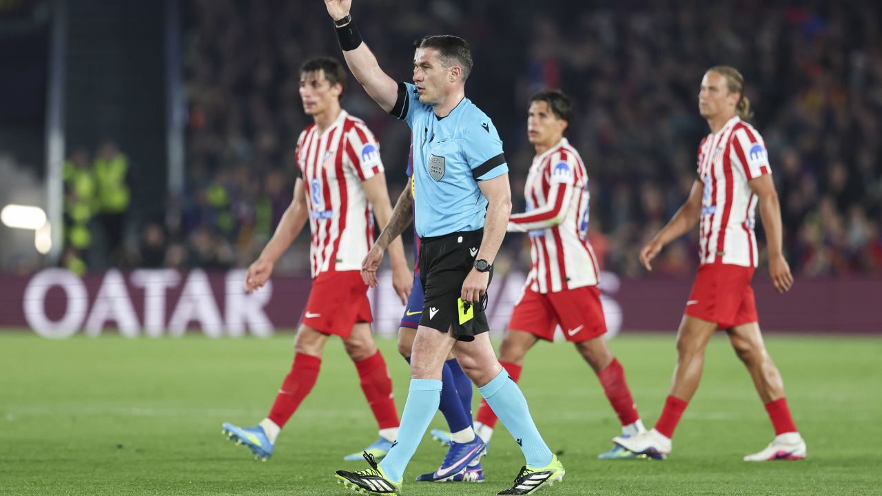 O fază controversată din meciul Barcelona – Atletico Madrid, încheiat cu scorul de 0-2, a stârnit un val de nemulțumire în rândul suporterilor catalani