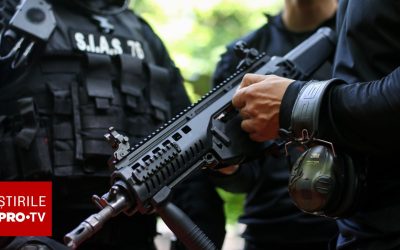 Rebeliune la Mizil: Localnici furioși atacă o mașină a Poliției și blochează strada