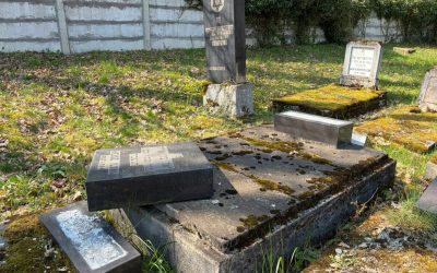 Monumente funerare vandalizate la Reghin: Poliția a deschis dosar penal