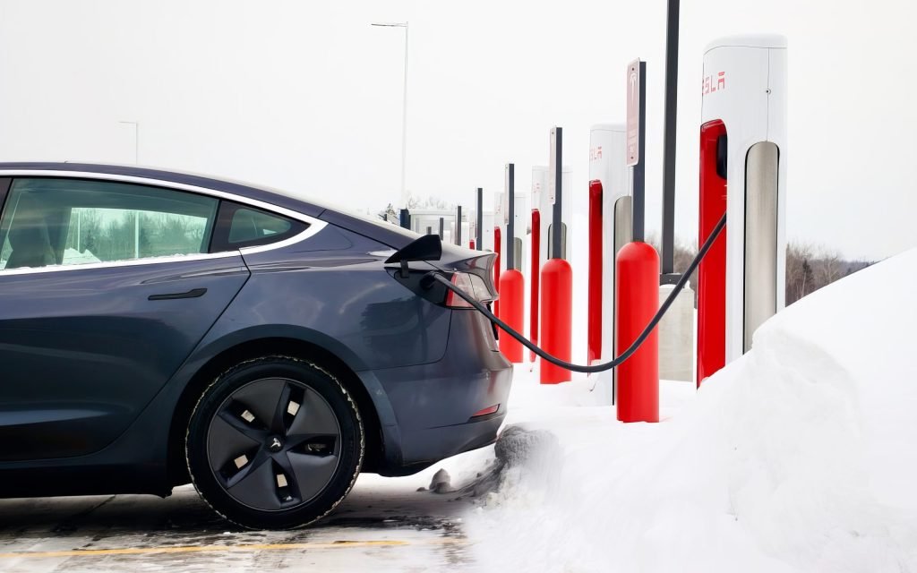 Probleme la încărcarea mașinii electrice după schimbarea cablului: ce trebuie să verifici Un nou cablu de încărcare pentru mașina electrică poate părea o soluție simplă, dar introducerea acestuia în sistem poate dezvălui rapid diverse probleme
