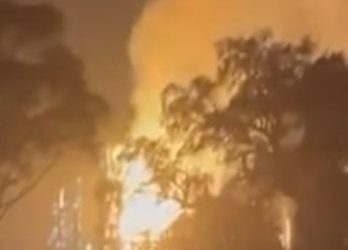 Incendiu violent la o rafinărie din AUSTRALIA: Flăcări uriașe, fum dens