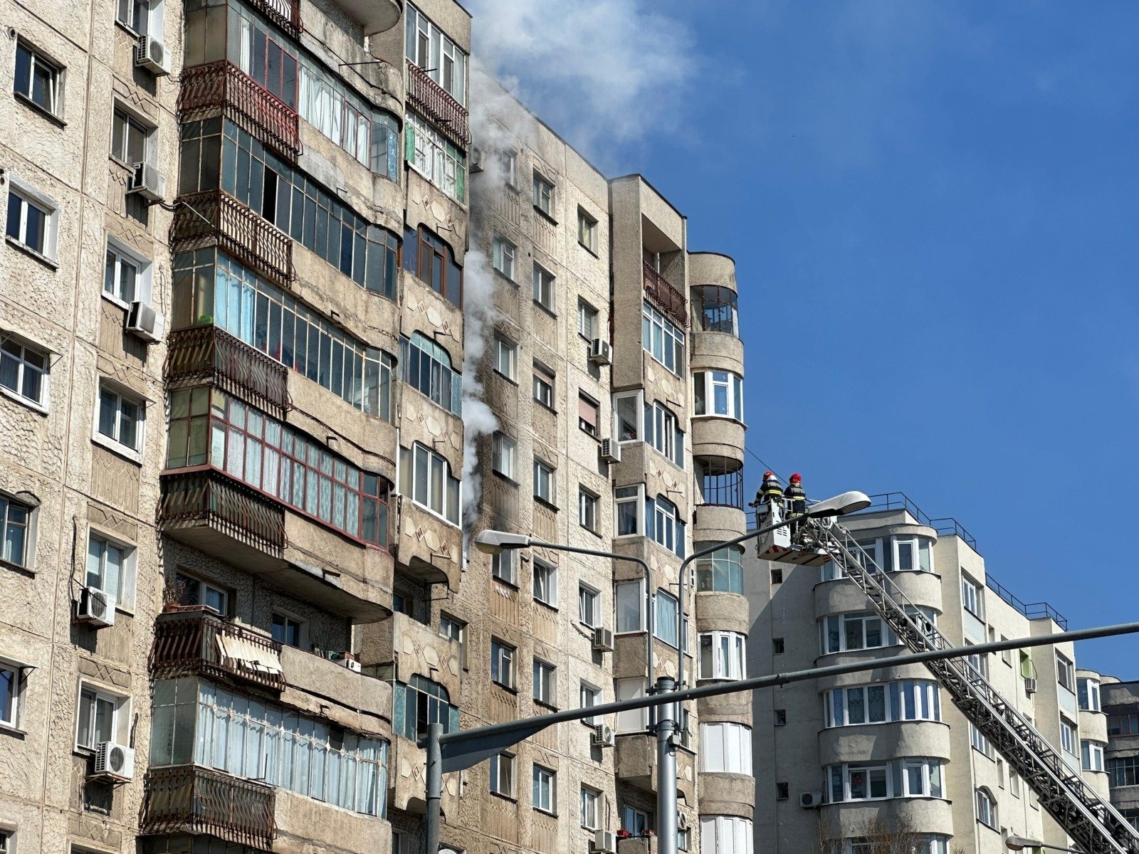 O femeie de 39 de ani a fost reținută și este acum anchetată pentru omor, distrugere și furt calificat, după incendiul devastator care a izbucnit într-un bloc din Sectorul 2 al Capitalei