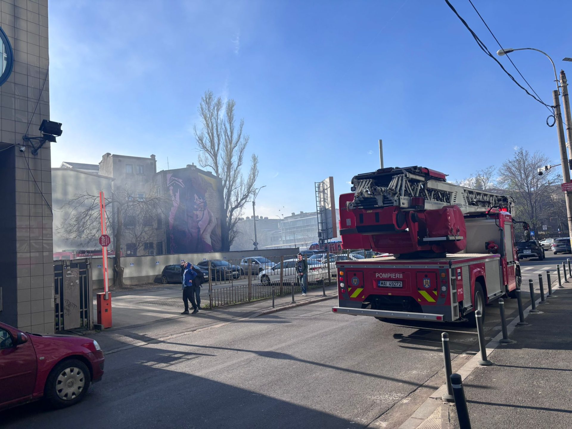 Un incendiu a izbucnit pe Bulevardul Iancu de HUNEDOARA din București, afectând o clădire și propagând fumul în alte imobile din apropiere