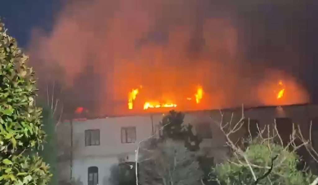 Incendiu de Paște la Mănăstirea Bistrița: Flăcările amenință tot lăcașul din Vâlcea