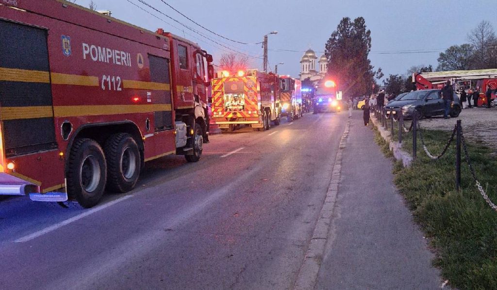 Scări de bloc pline de fum, după incendiul din Constanța