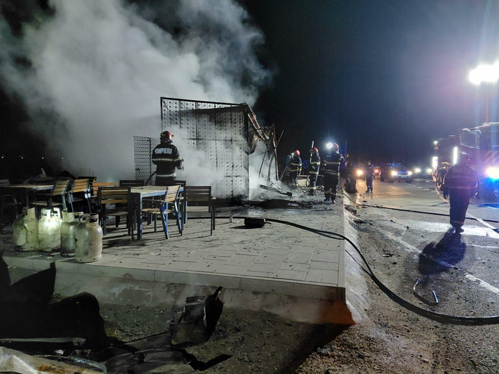 Incendiu devastator la un fast-food din Cluj, în miez de noapte