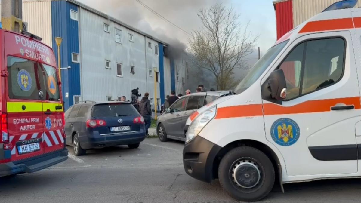 Incendiu devastator în Constanța: Planul Roșu activat, o fetiță de 9 ani la spital