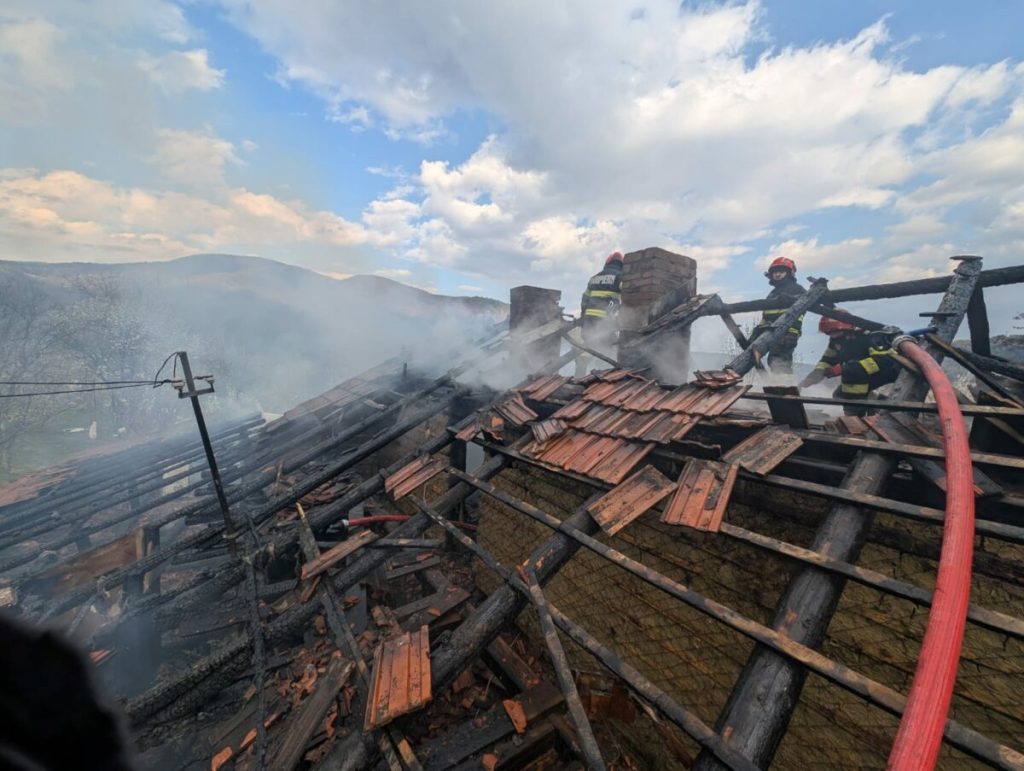 Incendiu devastator la NEHOIU: Proprietarul, salvat de pompieri după stop cardiac