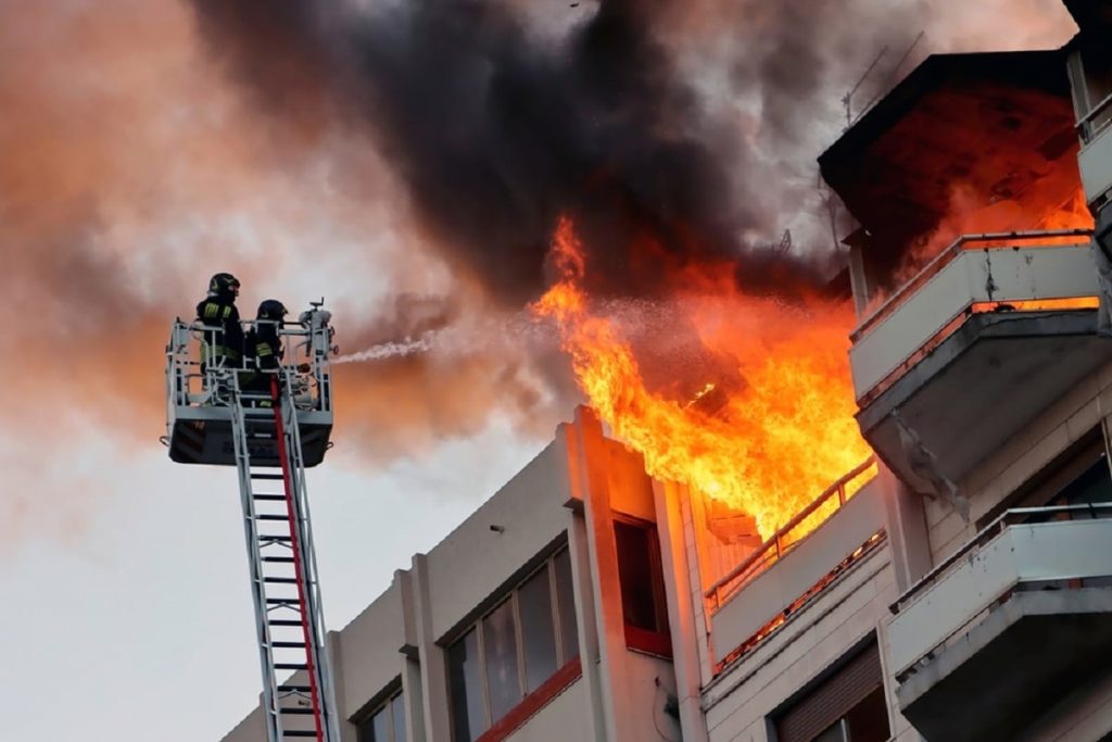 Incendiu la Cluj-Napoca: 20 de persoane, evacuate de urgență din blocul afectat