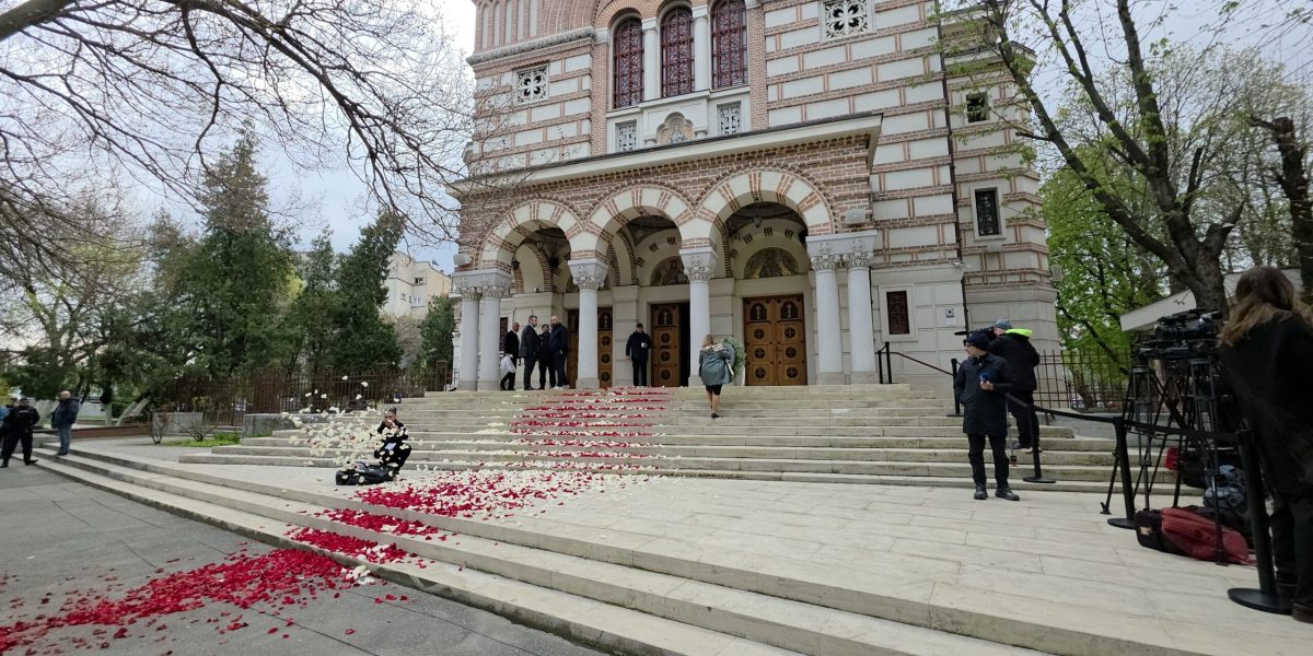 Mircea Lucescu, condus pe ultimul drum: Biserica Elefterie, covor de flori
