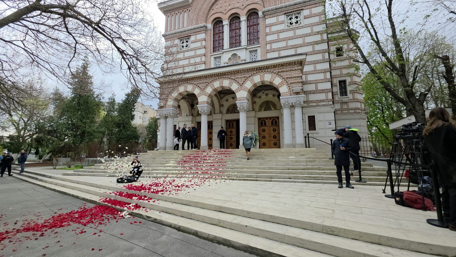Vineri, 10 aprilie 2026, Bucureștiul se pregătește să își ia rămas bun de la una dintre legendele fotbalului românesc, Mircea Lucescu