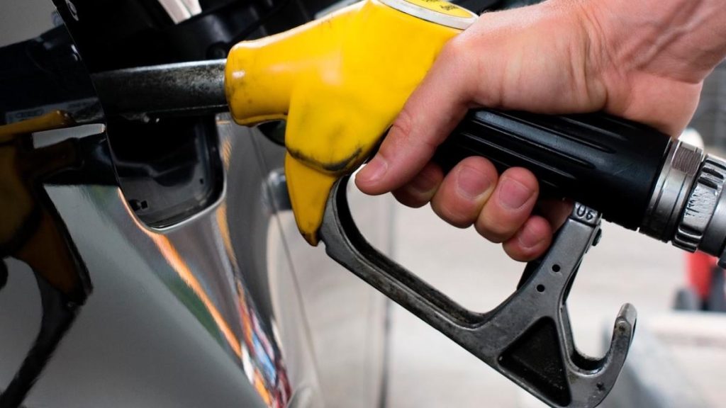 Creșterea prețurilor la carburanți alimentează o nouă schemă de înșelăciune în benzinăriile din SUA, numită „schimbarea pompelor”