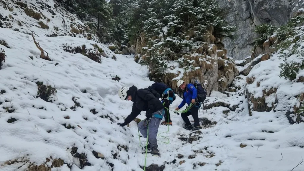 VIDEO. Doi turiști, prinși în Piatra Craiului: Salvatorii, în misiune dificilă