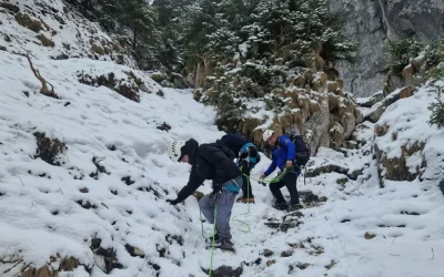 VIDEO. Doi turiști, prinși în Piatra Craiului: Salvatorii, în misiune dificilă