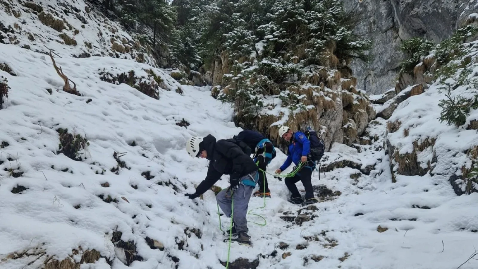 VIDEO. Doi turiști, prinși în Piatra Craiului: Salvatorii, în misiune dificilă