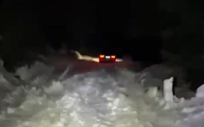 Bărbat și fiu, prinși de viscol pe munte de Înviere cu mașina