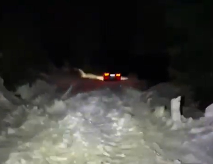 Bărbat și fiu, prinși de viscol pe munte de Înviere cu mașina