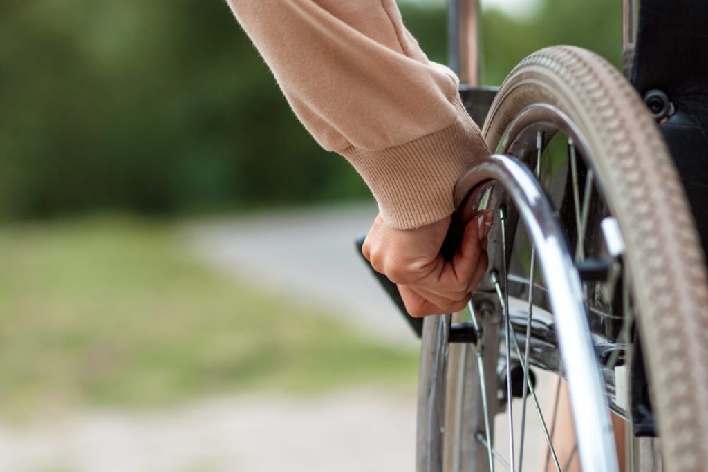 În 2026, accesul la pensia de invaliditate în România va rămâne un drept fundamental pentru persoanele care, din motive medicale, nu mai pot desfășura activități profesionale