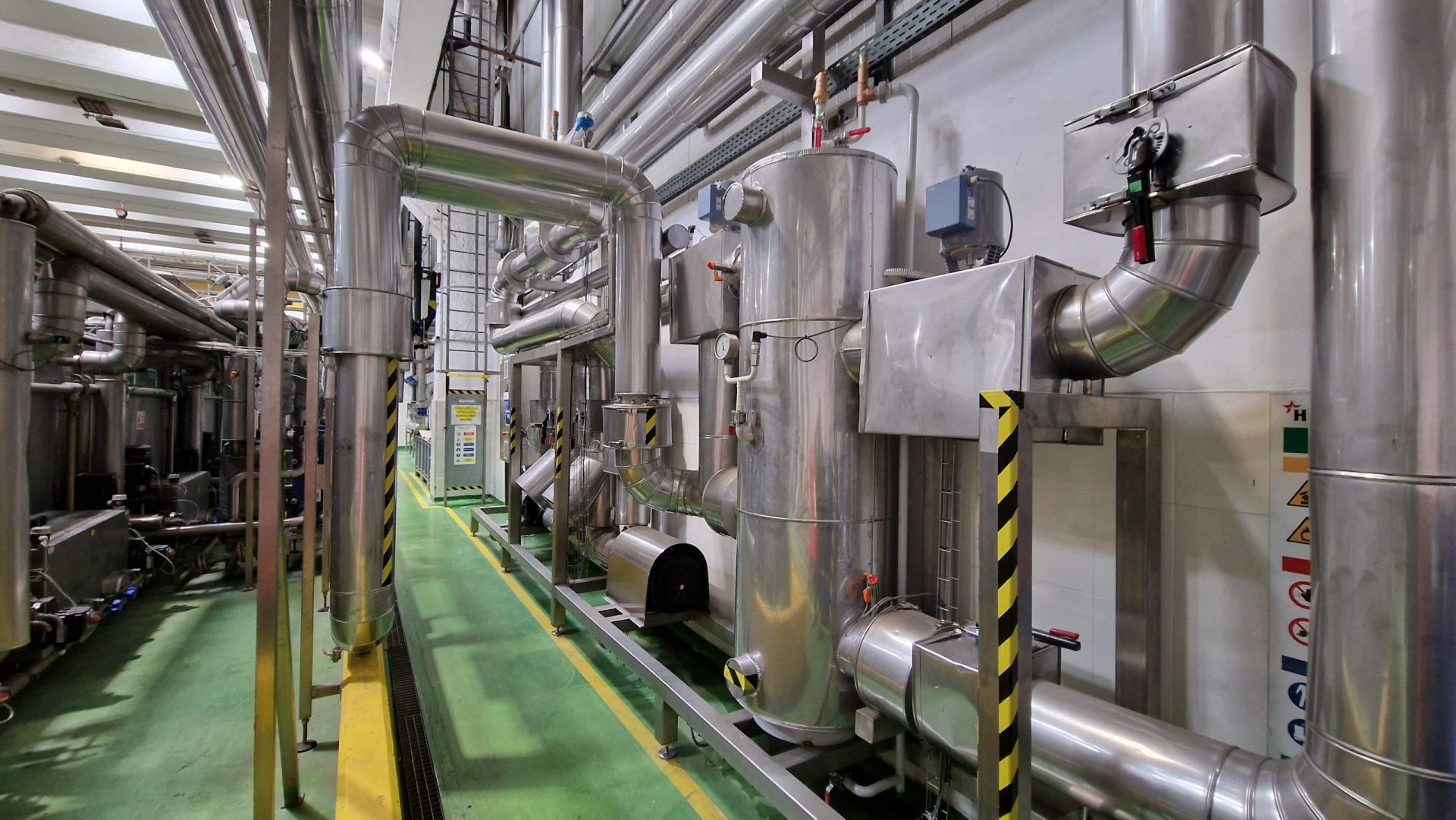 HEINEKEN investește 12 milioane de euro pentru a reduce consumul de energie și emisiile de carbon București – Producătorul de bere HEINEKEN a finalizat o investiție majoră în România, în valoare de aproximativ 12 milioane de euro, pentru a moderniza instalațiile de producție și a le face mai eficiente din punct de vedere energetic