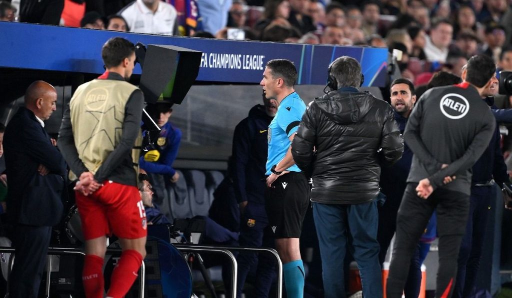 Istvan Kovacs, arbitrul român în vârstă de 41 de ani, a fost în centrul atenției în timpul meciului Barcelona – Atletico Madrid, din prima manșă a semifinalelor Ligii Campionilor