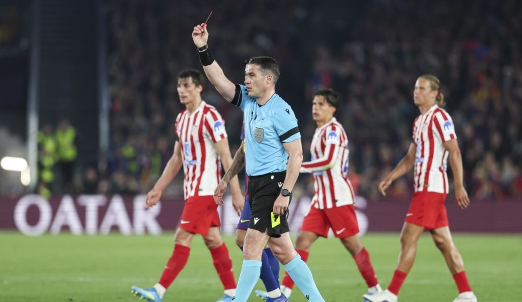 Istvan Kovacs a stârnit controverse majore în timpul meciului Barcelona – Atletico, după ce a schimbat decizia inițială de acordare a unui cartonaș galben pentru Pau Cubarsi, acordând în schimb eliminarea fundașului catalan