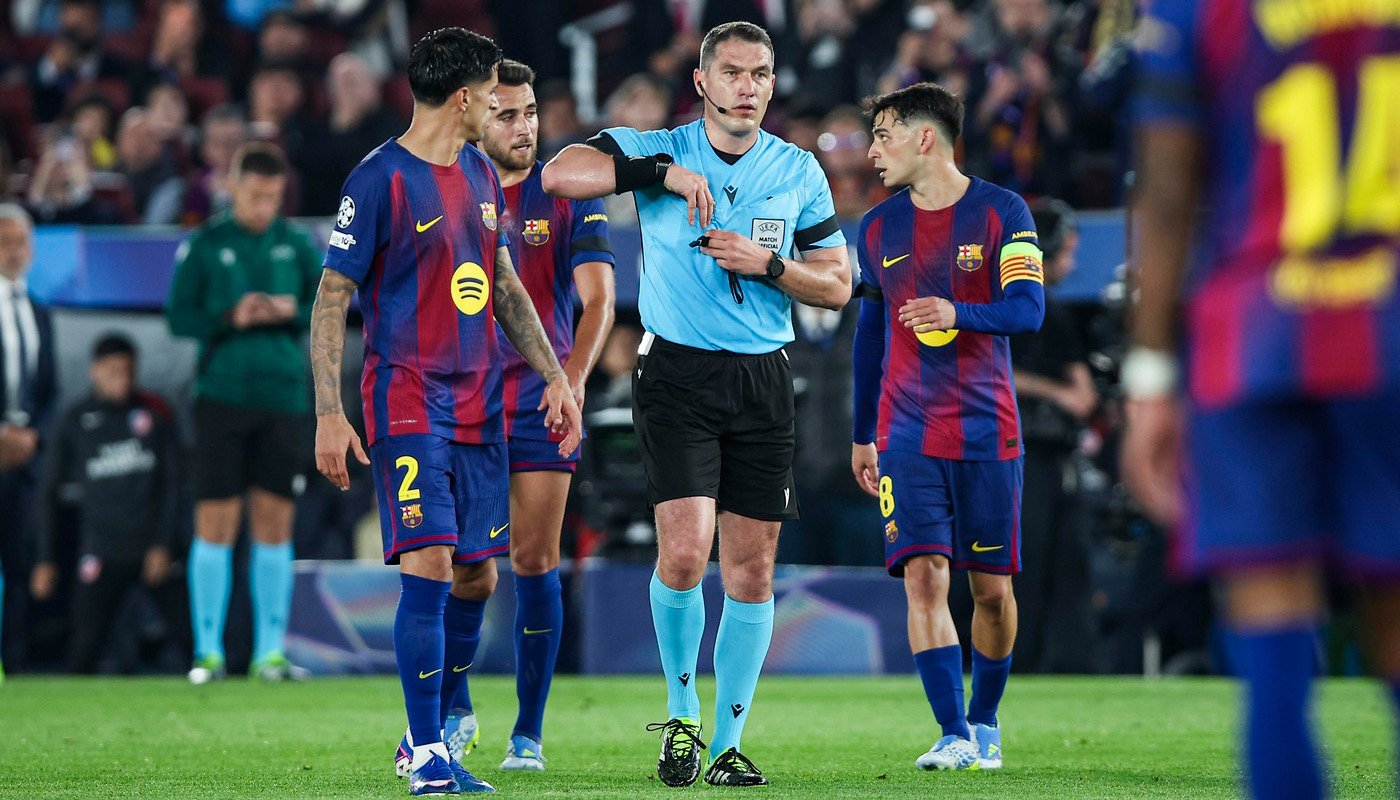 Fotbaliștii Barcelonei, furioși după înfrângerea cu Atletico Madrid: Istvan Kovacs, ținta reproșurilor La finalul partidei dramatice dintre Barcelona și Atletico Madrid, din turul sferturilor de finală ale Ligii Campionilor, scena de pe Camp Nou a fost dominată de tensiune