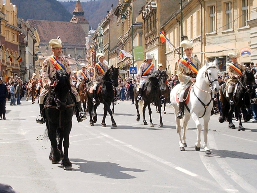 Brașov: Junii vin cu parada, circulația BLOCHEAZĂ centrul orașului
