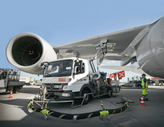 Prețul petrolului scade, dar costurile pentru avioane rămân ridicate Prețul barilului de petrol a scăzut sub 100 de dolari, după ce președintele american Donald Trump a anunțat un armistițiu cu Iranul