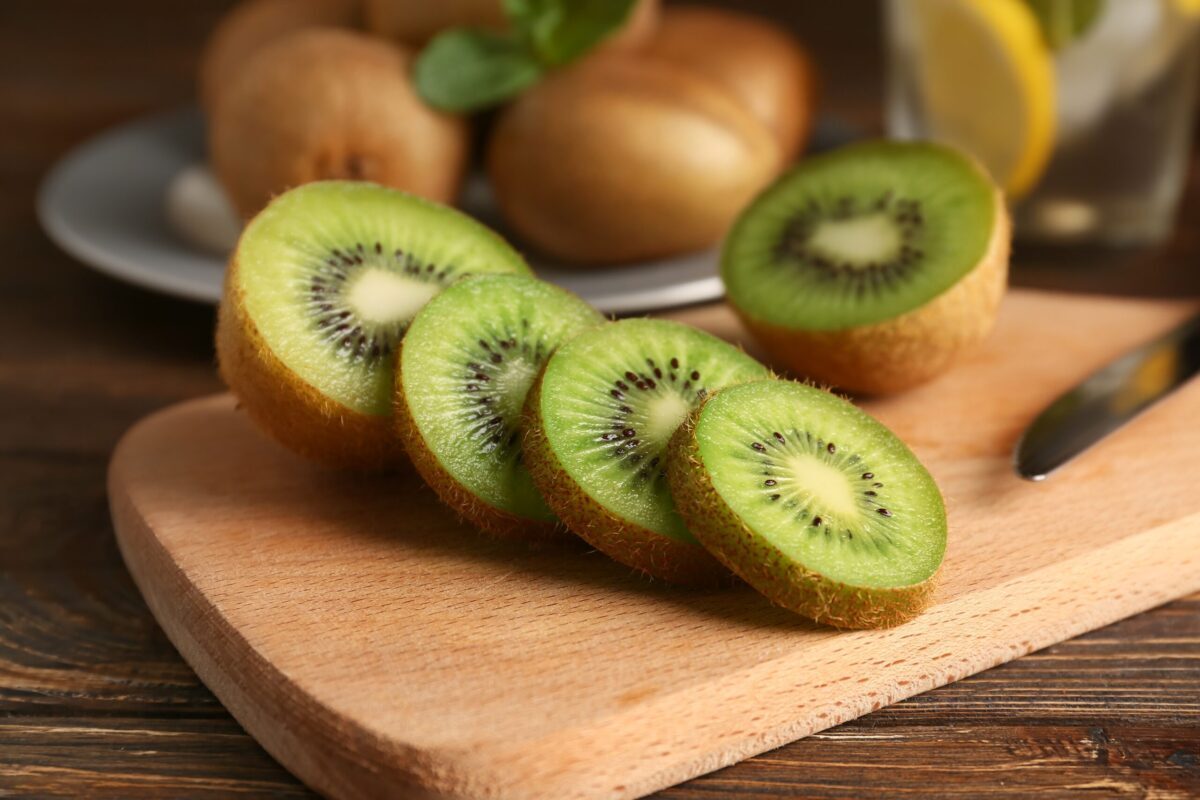 Kiwi: Beneficiile ascunse și secretul cojii. De ce nutriționiștii recomandă